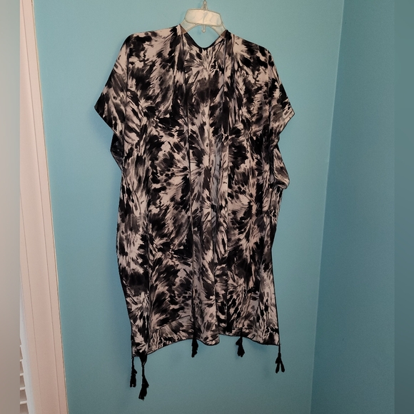 Kimono Wrap Blouse Black-White Floral OSFM - Picture 1 of 7
